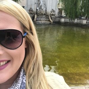 Meet your Posher, Casey